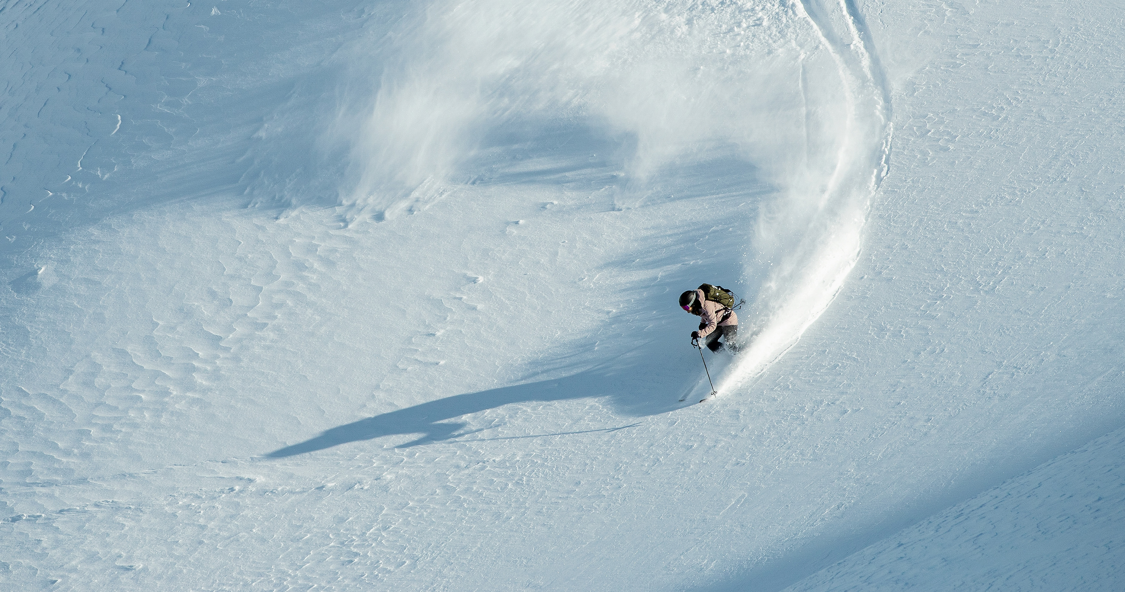 panel15-arcteryx-skiing-woman