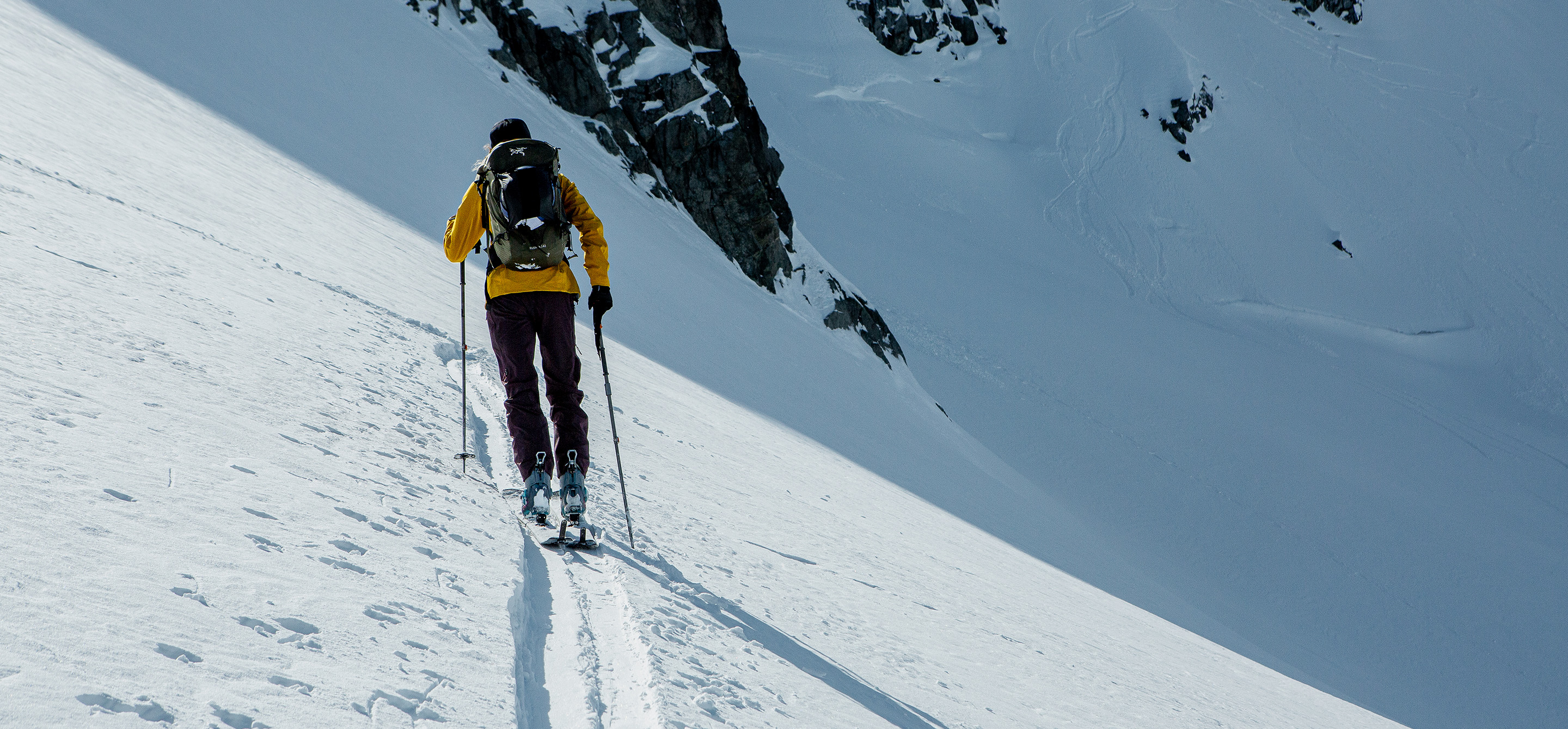 panel18-arcteryx-skiing-woman
