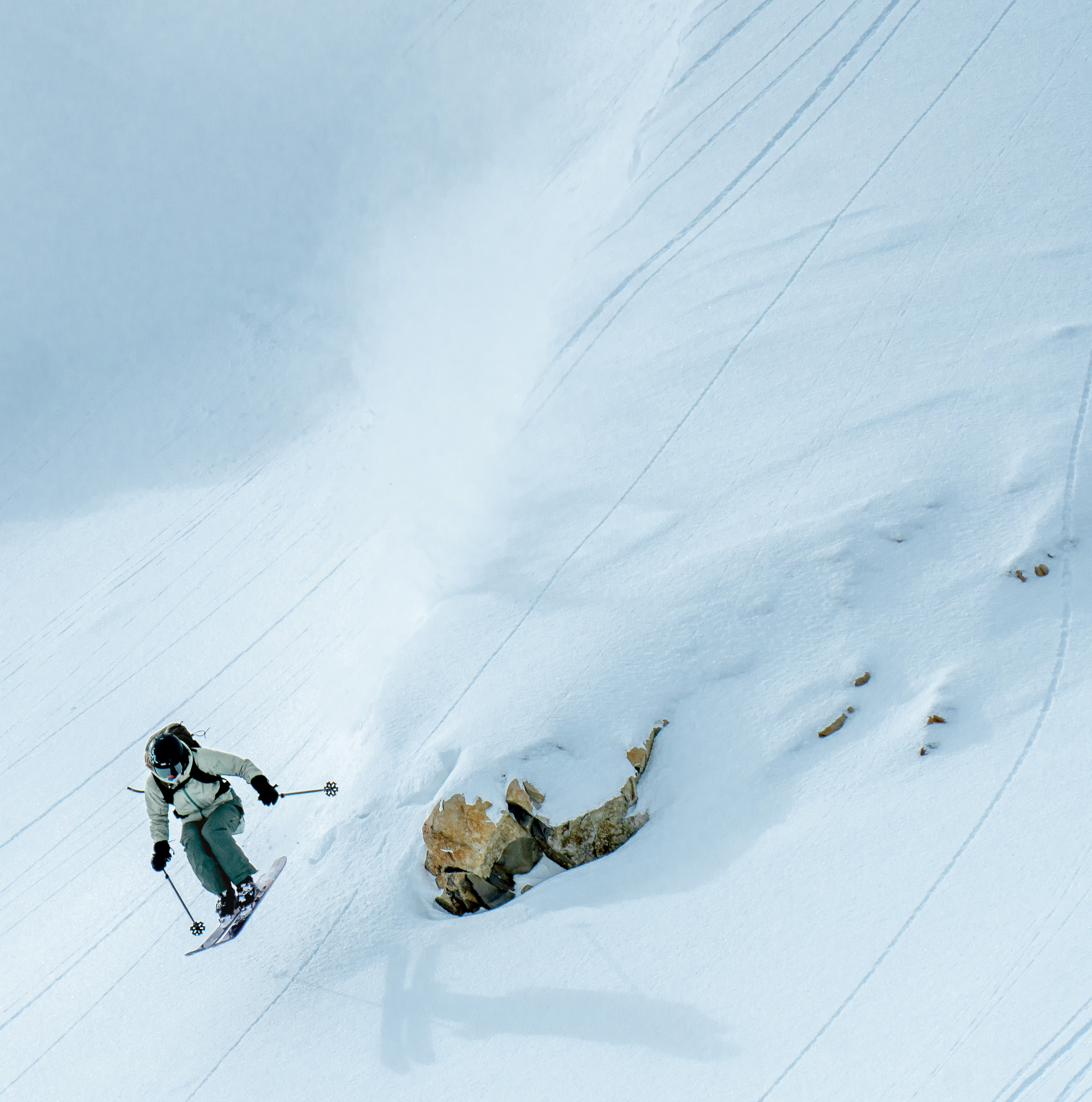 panel24-arcteryx-skiing-woman