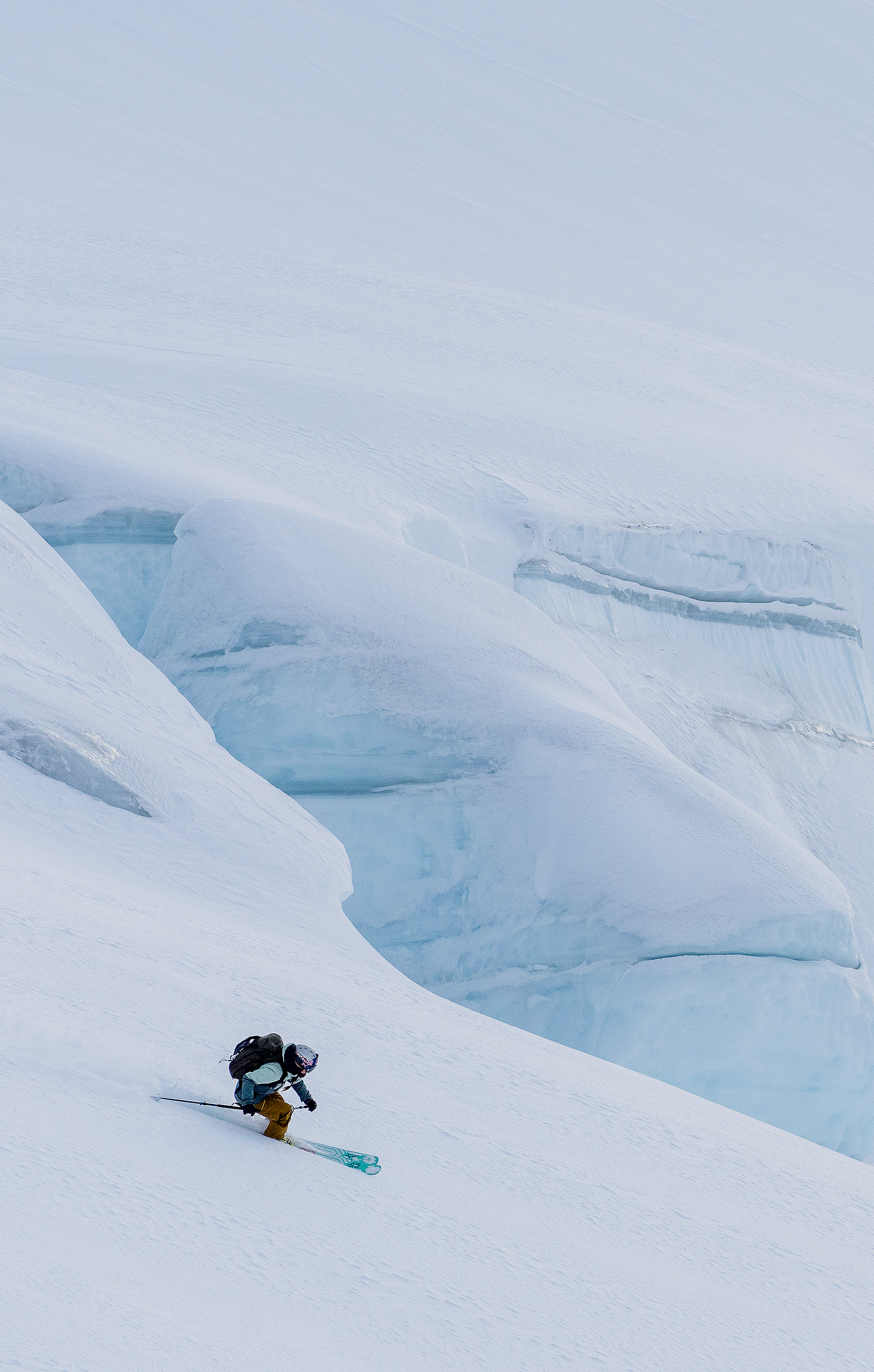 panel5-arcteryx-skiing-woman